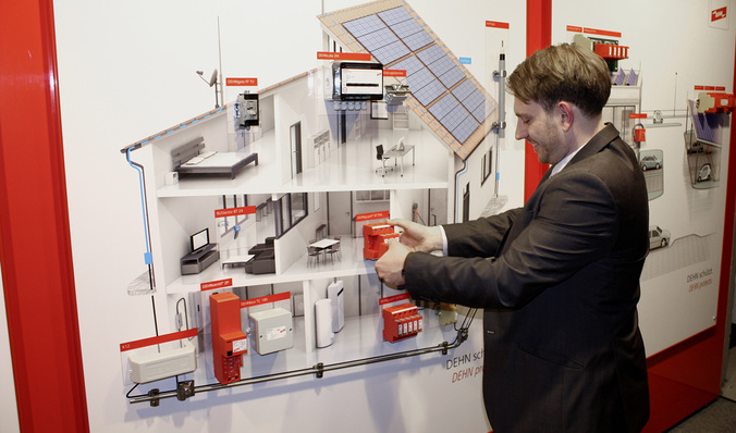 



Christian Vögerl von der Firma Dehn präsentierte in Bad Staffelstein umfassende Schutzkonzepte gegen Schäden durch Überspannungen und Blitze.
