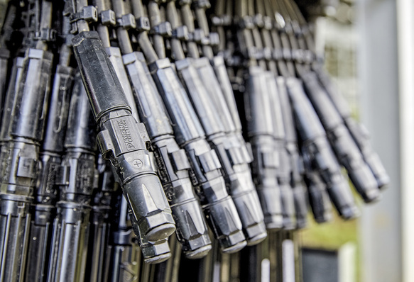 



Die Anordnung der Stringsicherungen außerhalb des Generatoranschlusskastens erlaubt es, die Boxen kleiner und kostengünstiger zu bauen. Die Sicherungen werden luftgekühlt und sind leichter zugänglich.
