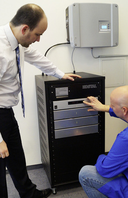 



Das Speichersystem besteht aus der Batterie mit dem Managementsystem und dem Ladewechselrichter.
