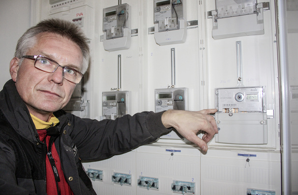 



Maik Kramer denkt die Photovoltaik vom Zähler her. Für Wohnungsbaugesellschaften hat er eine intelligente Steuerung entwickelt, damit die Hausbewohner vom günstigen Sonnenstrom profitieren.
