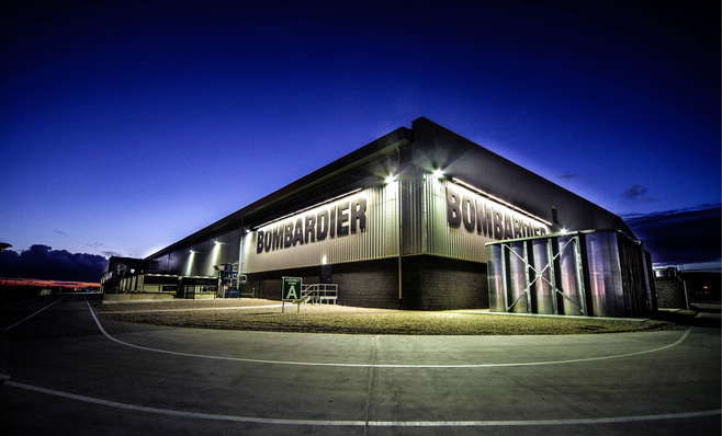 



Auf dieser Fabrikhalle von Bombardier Aerospace wurden 14.000polykristalline Solarmodule von Jinko verbaut. Das Gebäude stehtunmittelbar gegenüber vom City Airport der nordirischenMetropole, einen Steinwurf vom Hafen entfernt.
