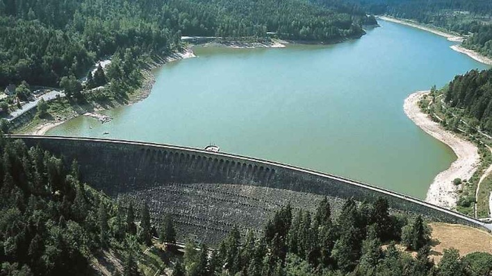 Die Schwarzenbachtalsperre ist zwei Kilometer lang und fasst rund 14 Millionen Kubikmeter Wasser.