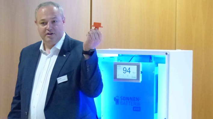 Sonnenbatterie-Chef Ostermann stellt die neue Eco-Generation auf der Intersolar vor.