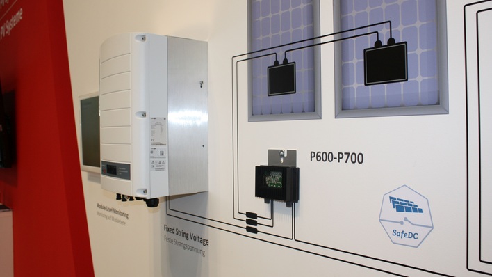 Das System der DC-Optimierer mit den schlanken Wechselrichtern von Solar Edge auf der Intersolar in München.