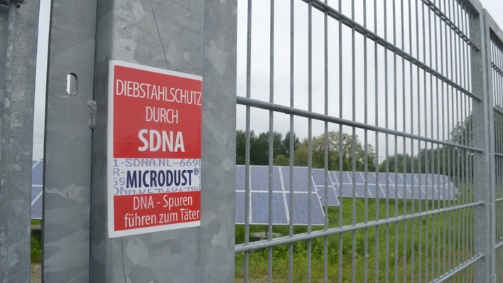 Ein einfacher Zaun dient allenfalls als juristischeGrenze. Diebe wird er nicht aufhalten. Brandenburgs Polizei rät zur künstlichen DNA, um Module zu kenzeichnen und damit verfolgen zu können. Es gibt aber noch mehr Möglichkeiten eines wirksamen Diebstahlschutzes.