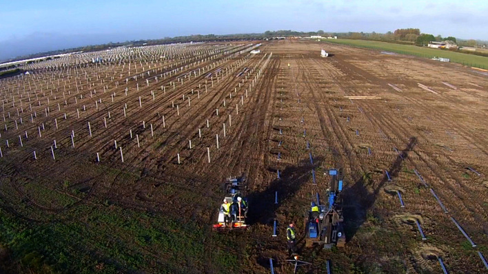 Die Branche stutzen: Die britische Regierung will den Solarparks an den Kragen gehen. Der Ausbau soll auf kleine Dachanlagen verlegt werden.