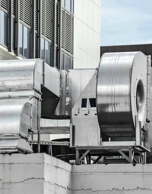 



In der Industrie summieren sich die Einsparungen bei den Energiekosten schnell auf einige Hunderttausend Euro im Jahr – je nach Kühlleistung und Bedarf für die Lüftung.
