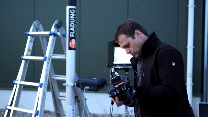 Spezielle Kameras, Hochstativ mit beweglichem Kopf, automatische Stringbestromung - Andreas Fladung hat viele Ideen in die Perfektionierung seines Messequipments gesteckt.