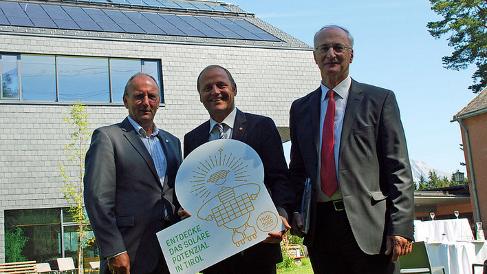 Bis 2050 sollen zwei Terawattstunden Solarstrom in Tirol produziert werden. Dies zumindest sieht der Plan der Landesregierung in Innsbruck vor, den der stellvertretenden Landeshauptmann Josef Geisler (Mitte) vorgestellt hat. Links neben ihm: Projektleiter von Solar Tirol Manfred Riedl.
