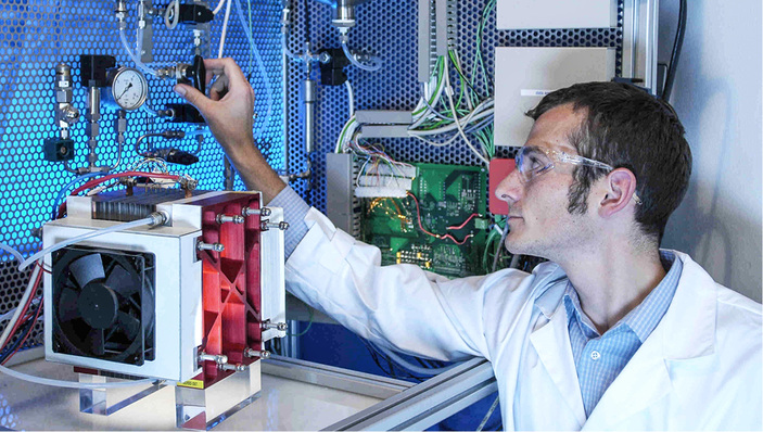 



Teststand für Wasserelektrolyseure am Fraunhofer ISE in Freiburg. Seit seiner Gründung befasst sich das Institut mit dieser Technologie.
