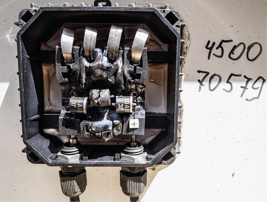 



Diese Anschlussdose ist Schrott. Beim Betrieb der Anlage stellt sie ein erhebliches Brandrisiko dar, wie die Verformungen der Kontakte und des Materials beweisen. Eigentlich ist die Sache offensichtlich, doch Canadian Solar hält den Kunden hin.

