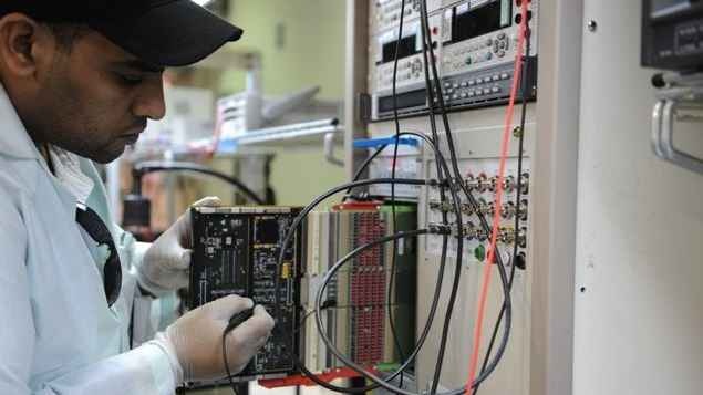 Ein Techniker in Saudi Arabien an einem Prüfstand.