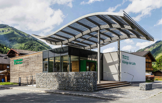 



Sonnenschwinge für das Besucherzentrum des Nationalparks Hohe Tauern. Das Naturschutzgebiet ist für seine Adler berühmt.
