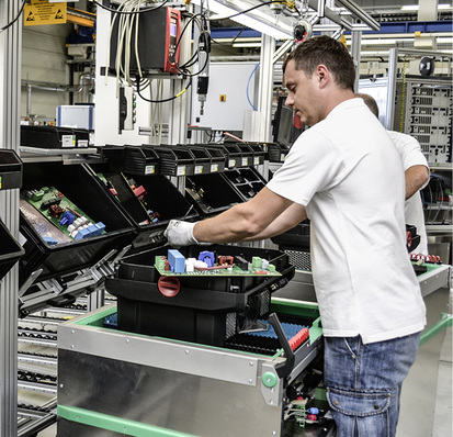 



Die Montage der Wechselrichter erfolgt direkt auf dem Prüfwagen.
