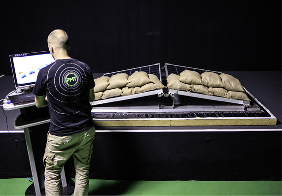 



Druckversuch an einem aerodynamischen Ost-West-Montagesystem für flache Gewerbedächer. Solche Tests hat PMT gemacht, um die eigenen Produkte zu optimieren.






