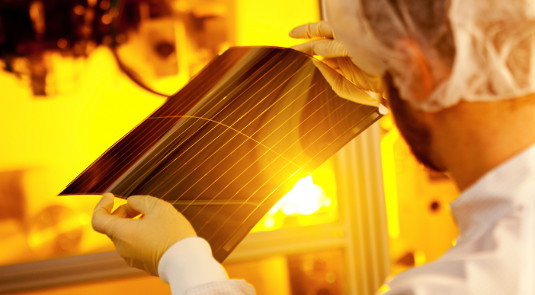 Opake Solarfolien eignen sich nur bedingt für die Integration in Glas. Deshalb müssen transparente Folien her.