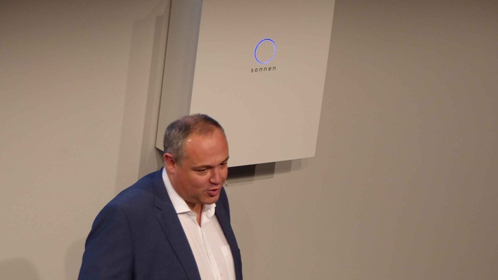 Sonnenbatterie-Chef Christoph Ostermann stellt im Berliner E-Werk die neue Community vor.