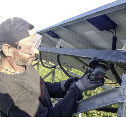 



Ran an den Rost: Ein Arbeiter schleift das Stahlgestell. 
