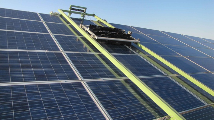 Der Reinigungsroboter Ecoppia E4 in Aktion.