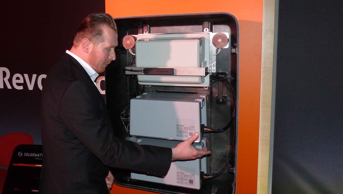 Ein Mitarbeiter von Solarwatt baut den Speicher Myreserve auf.