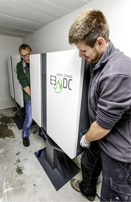 



Installateur Holger Lauderley und sein Mitarbeiter montieren die Speicherkaskade in den Keller.
