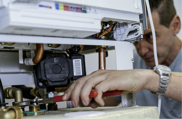 



Alle Komponenten sind bereits vormontiert. Der Installateur muss das Gerät nur noch anschließen.
