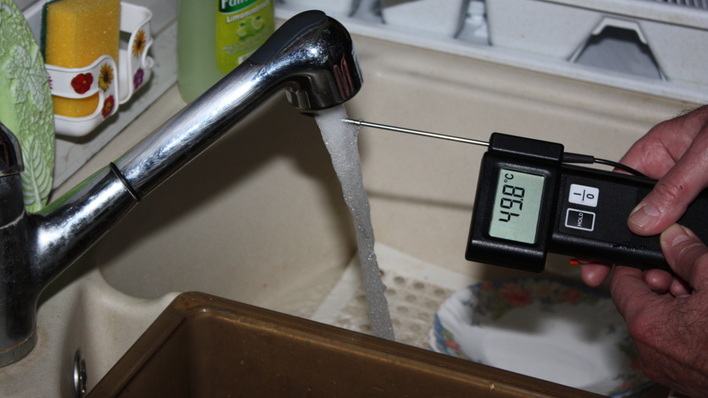 Eine Wassertemperatur von 45 Grad Celsius reicht eigentlich völlig aus, um Küchenfett in der Spüle zu lösen.