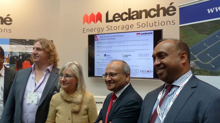 Am Stand von Leclanché: Der Speicher wurde im Beisein der kanadischen Botschafterin vorgestellt.