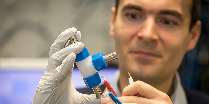 Ilie Hanzu will mit seinem Team einen Hybriden aus Solarzellen und Energiespeicher entwickeln.