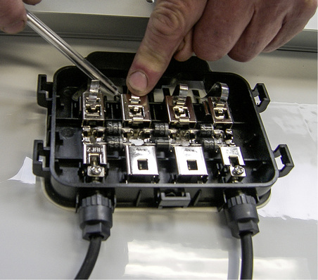 
Bei vielen Solarmodulen sind die Zellen noch in Ordnung, aber die Dosen müssen getauscht werden.



