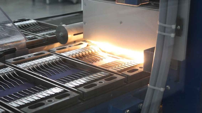 Die neuen Lötautomaten können Strings aus Zellen mit vier oder fünf Busbars verbinden.