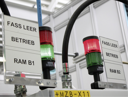 
Die Modulfertigung in Chemnitz ist weitgehend automatisiert. Roboter und Automaten dominieren die Prozesse, gesteuert von erfahrenen Experten.




