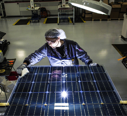 



Die erste große Lieferung der bifazialen Laminate aus der Produktion am Standort Hillsboro/USA ist für die Universität Richmond in Virginia bestimmt.
