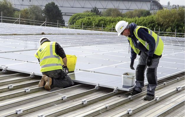 





Die Module werden direkt auf dem Stehfalz verankert und arretiert.

