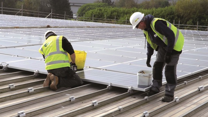 Montage von Modulen auf Stehfalz ohne Schienen — nur mit der speziellen Modulklemme.