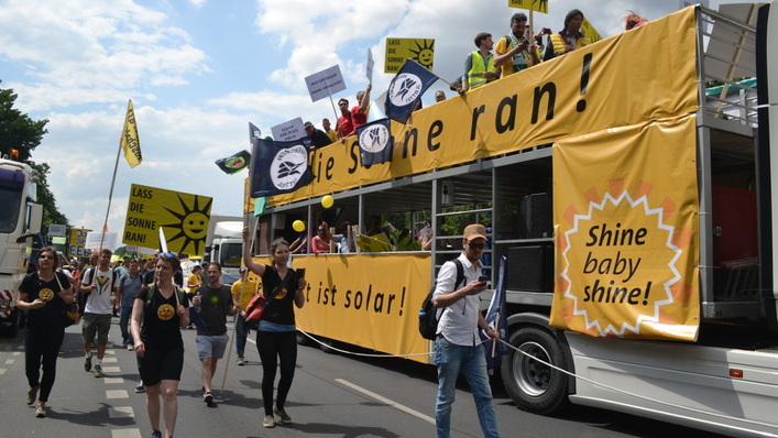 Tausende protestierten in Berlin gegen den weiteren Kahlschlag der erneuerbaren Energien.