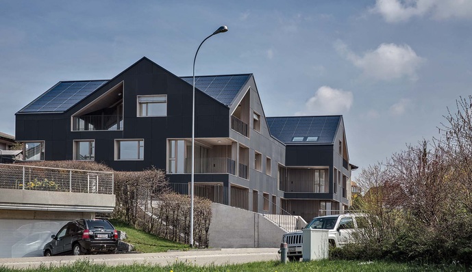Neun Familien unter einem Dach leben energieautark.