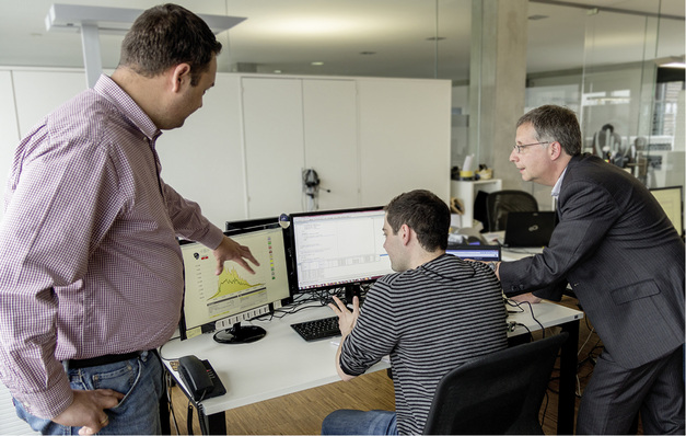 



Solar-Log hat Kunden in aller Welt. Nicht nur die Datenlogger, sondern auch periphere Geräte und Softwarelösungen überzeugen die Kunden. Frank Schlichting (rechts) leitet das Unternehmen, Gerd Edelmann (links) das Produktmanagement. 
