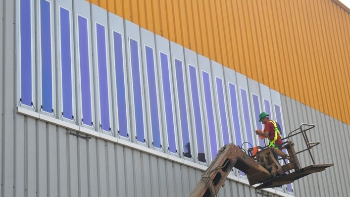 Kandil Steel will ein photovoltaiksch aktives Bauprodukt für die Fassade entwickeln. Dazu werden die Solarfolien von Heliatek auf die Stahlfassadenelemente aufgeklebt.