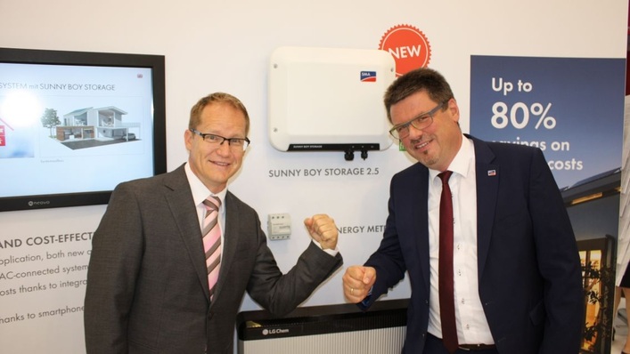 SMA räumte auf der Intersolar in München einen Award für den neuen Sunny Boy Storage ab. Jürgen Reinert (links) und Speicherexperte Volker Wachenfelddürfen sich freuen.