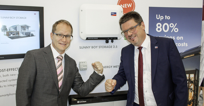
EES Award für den Sunny Boy Storage von SMA: Technikchef Jürgen Reinert (links) und Volker Wachenfeld (Vizepräsident für Hybridsysteme) freuen sich.




