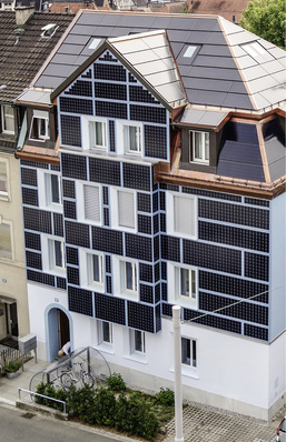



Solarfassade eines Wohnhauses in Zürich. Sie wurde mit speziellen Kleinwechselrichtern verschaltet.
