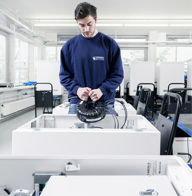 
Komplettierung der Sonnenbatterie Eco in Wildpoldsried bei der Sonnen GmbH. Mittlerweile gehen monatlich 800 Speicher an die Kunden raus. Derzeit hat das Unternehmen 200 Mitarbeiter.



