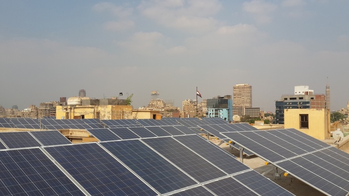 Diese Anlage auf dem Dach eines Ministeriums in Kairo besteht aus 560 Solarmodulen LX-250P, sie leistet 140 Kilowatt.
