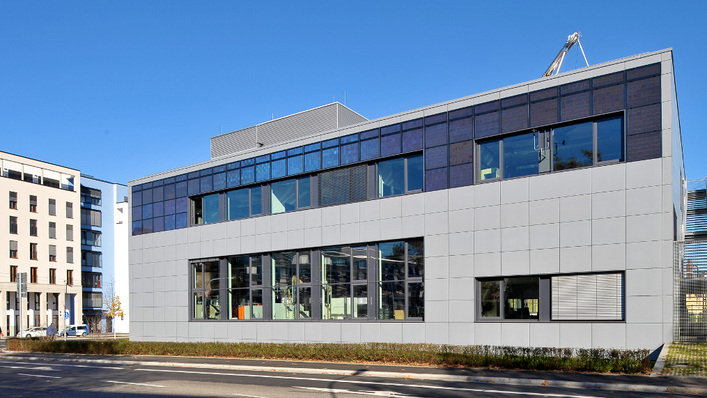 Immer mehr Solarfassaden werden gebaut. In Bern zeigen die Hersteller ihre neusten Lösungen.