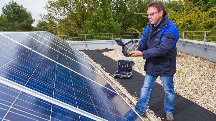 Der Prüfer macht ein Wärmebild der Solaranlage.