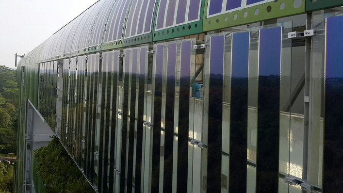 Die Dresdner haben ihre Solarfolien nicht in in die Fensterscheiben laminiert, sondern sie auch auf Glasscheiben aufgebracht.