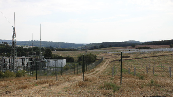 Der Vorteil: Das Umspannwerk steht direkt neben der Ackerfläche, auf der die Anlage gebaut wird. Das spart viel Geld für eine Zuleitung.