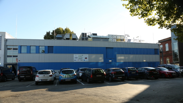 Von außen sieht er eher unscheinbar aus. Aber in dem M5BAT auf dem Campus der RWTH Aachen stecken ganz verschiedene Technolgien, die ihn zum idealen Systemdienstleister machen.