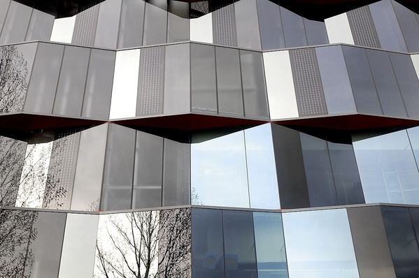 Solaraktive Fassaden für Bürobauten, Hallen und Wohngebäude sind technisch machbar und oft ökonomisch sinnvoll.